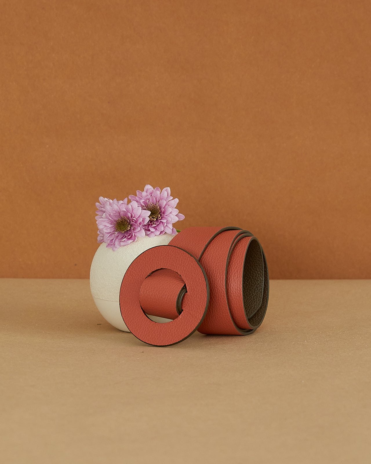 Cinturón en tono coral, bicolor y versátil, de Möhel.