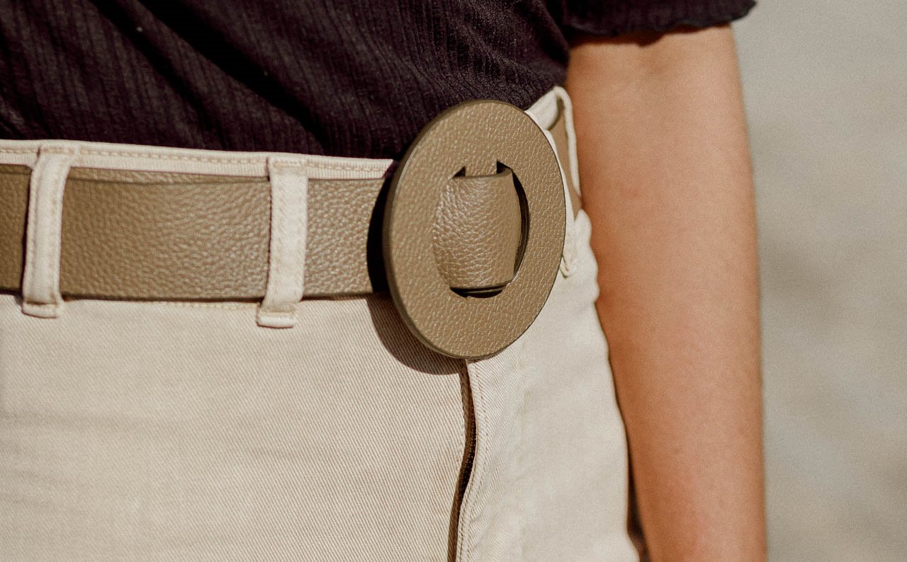Cinturón en tono topo, y reversible, de Möhel.