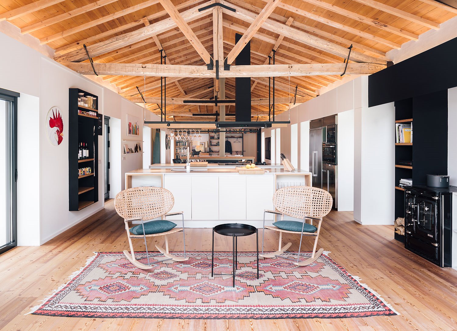cocina-con-techo-de-madera-con-mesa-y-sillas-y-alfombra-en-casa-en-Guemes Cantabria