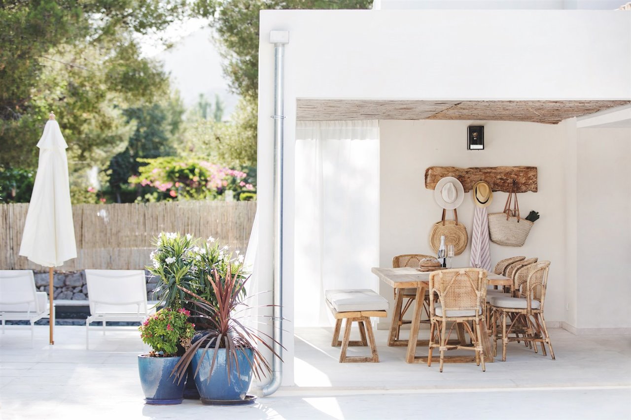 Conjunto de mesa y banco diseñado con maderas antiguas de derribo y perchero de olivo para una casa en Puerto de Pollensa (isla de Mallorca).