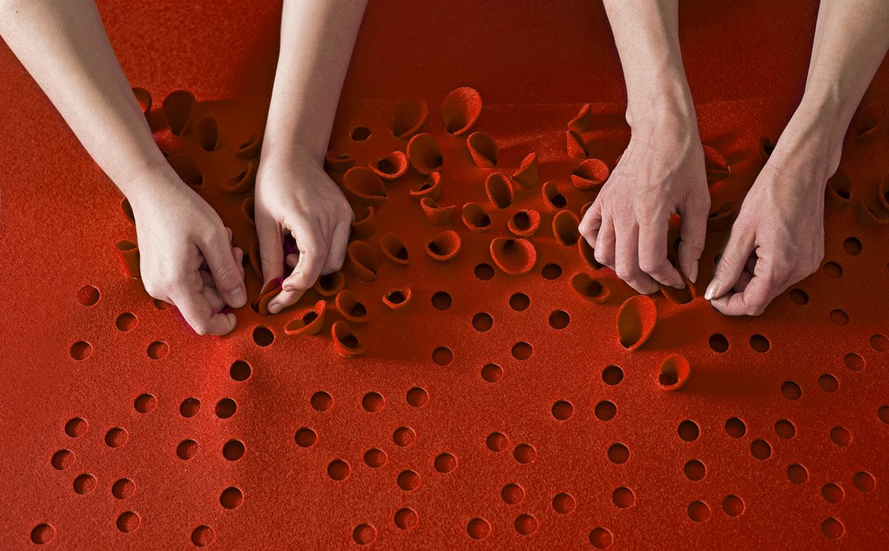 Coral permite customizar el diseño gracias a las perforaciones hechas con láser que tiene sobre toda su superficie.