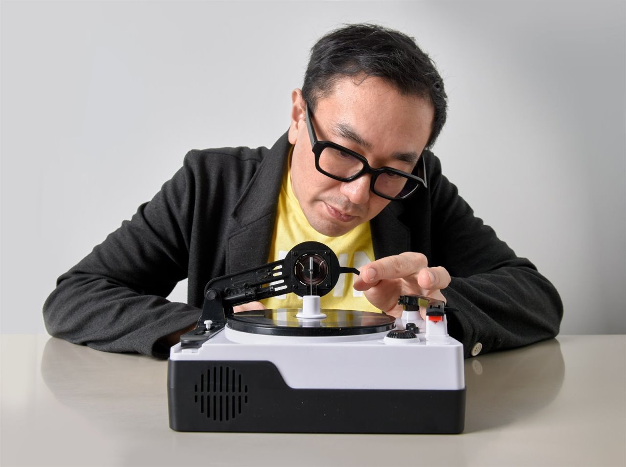 Aquí podemos ver al diseñador japonés, quien en la actualidad forma parte del equipo del estudio londinense Pentagram. 