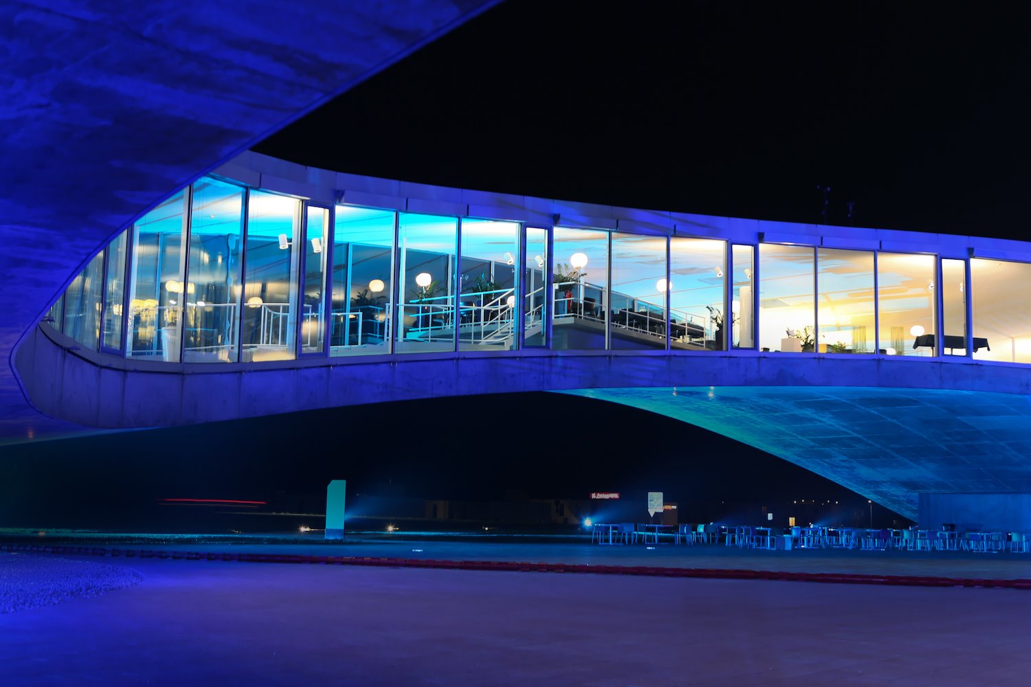 Imagen nocturna de uno de los laterales del edificio