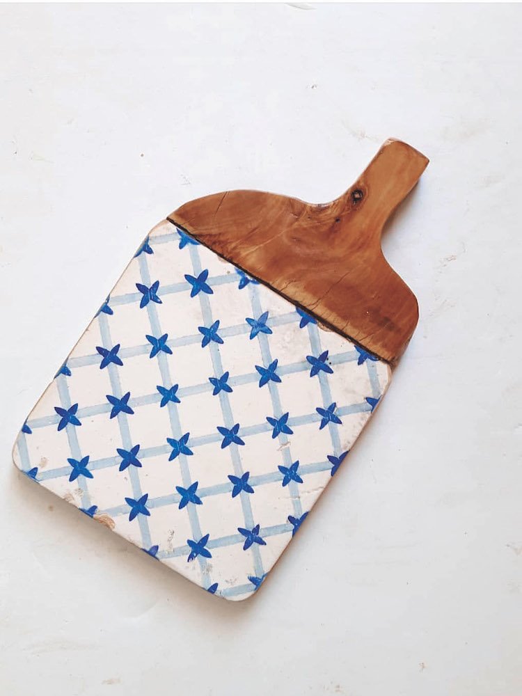 Las tablas Mallorca, con tonos azules y blancos. Los materiales se han recuperado de antiguas possessions mallorquinas. Esto da a las tablas de corte un carácter especial.