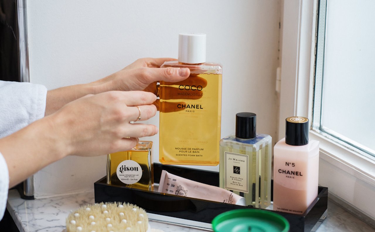 Complementos como bandejas y cestas son perfectos aliados para tener todo en orden