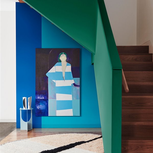 Escalera verde con paredes de color azul