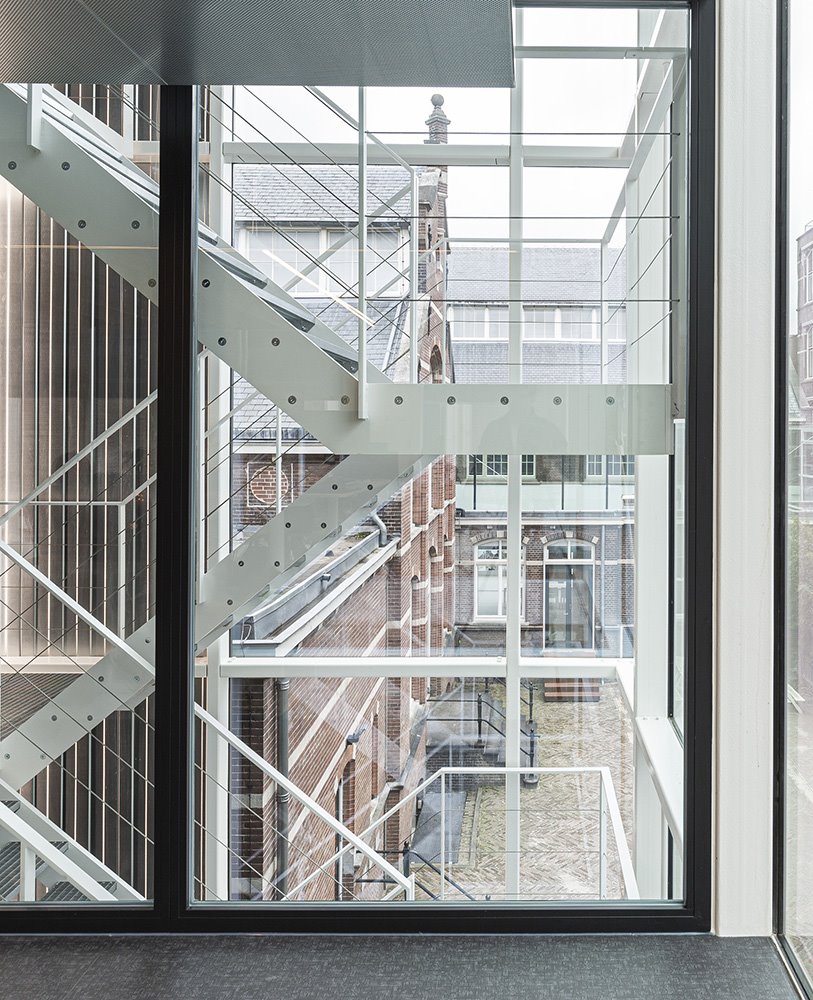 La fachada transparente genera interesantes visuales y una intensa relación entre el interior y el exterior.