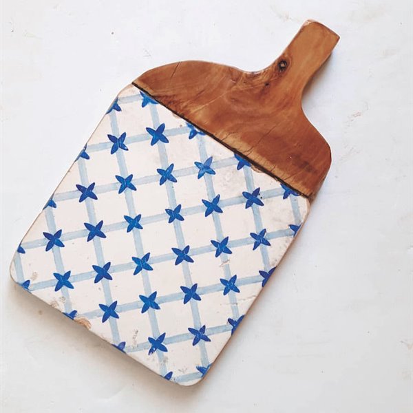 Las tablas Mallorca, con tonos azules y blancos. Los materiales se han recuperado de antiguas possessions mallorquinas. Esto da a las tablas de corte un carácter especial.