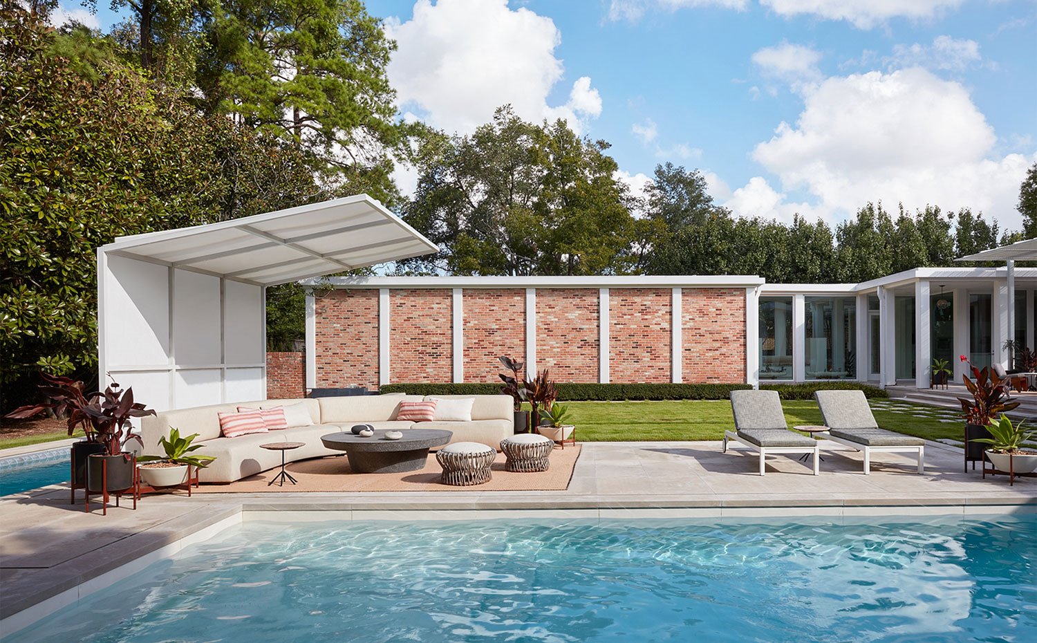 Piscina, tumbonas en blanco y gras, sofá en crido, pérgola en blanco