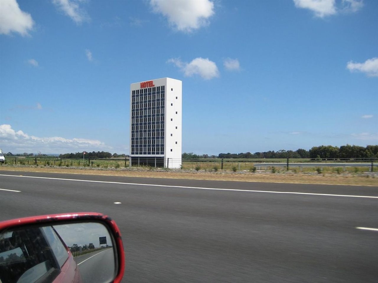 «Hotel Eastlink», de Callum Morton, se inauguró el 27 de noviembre de 2007 y costó 1.200.000 dólares australianos.