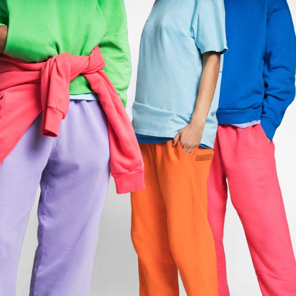 La colección de chándales ofrece quince colores, desde el blanco y el gris más convencional hasta verdes, azules y rosas más llamativos.