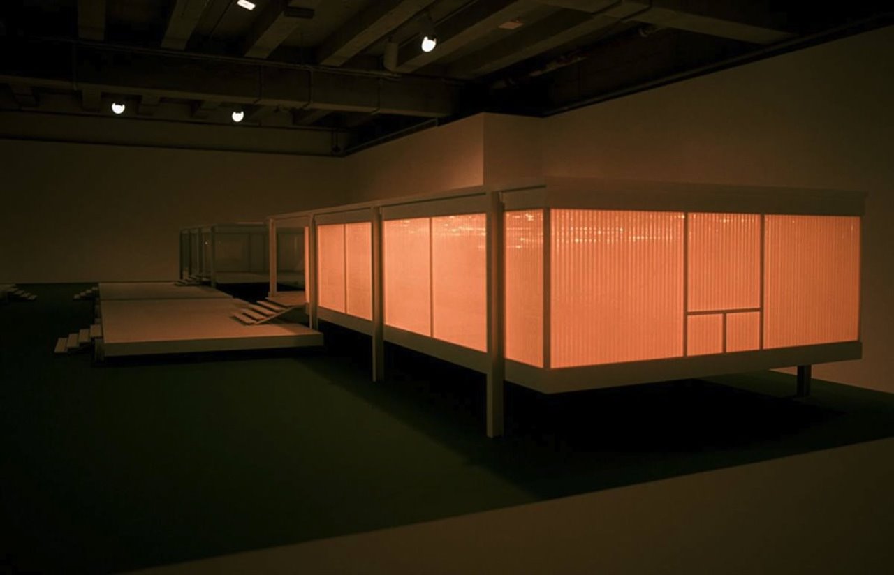 «Estilo Internacional», obra de 1999, es una instalación basada en la casa Farnsworth de Mies van der Rohe.