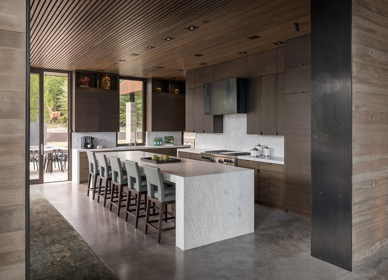 casa moderna en la cordillera Madison de Montana realizada por Stuart Silk Architects cocina