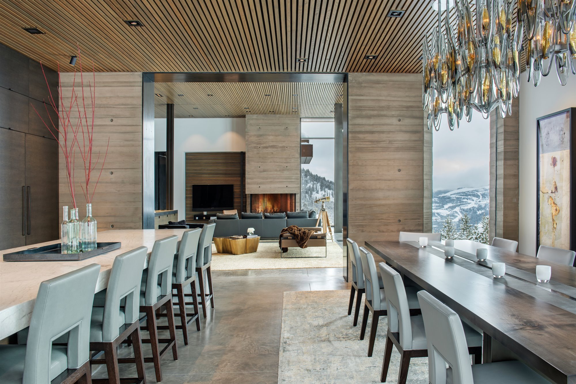 casa moderna en la cordillera Madison de Montana realizada por Stuart Silk Architects comedor