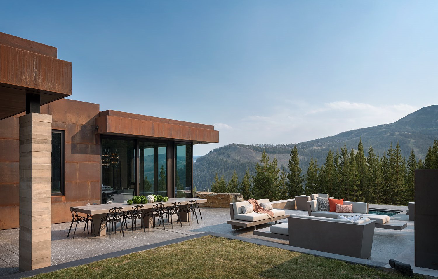 casa moderna en la cordillera Madison de Montana realizada por Stuart Silk Architects terraza