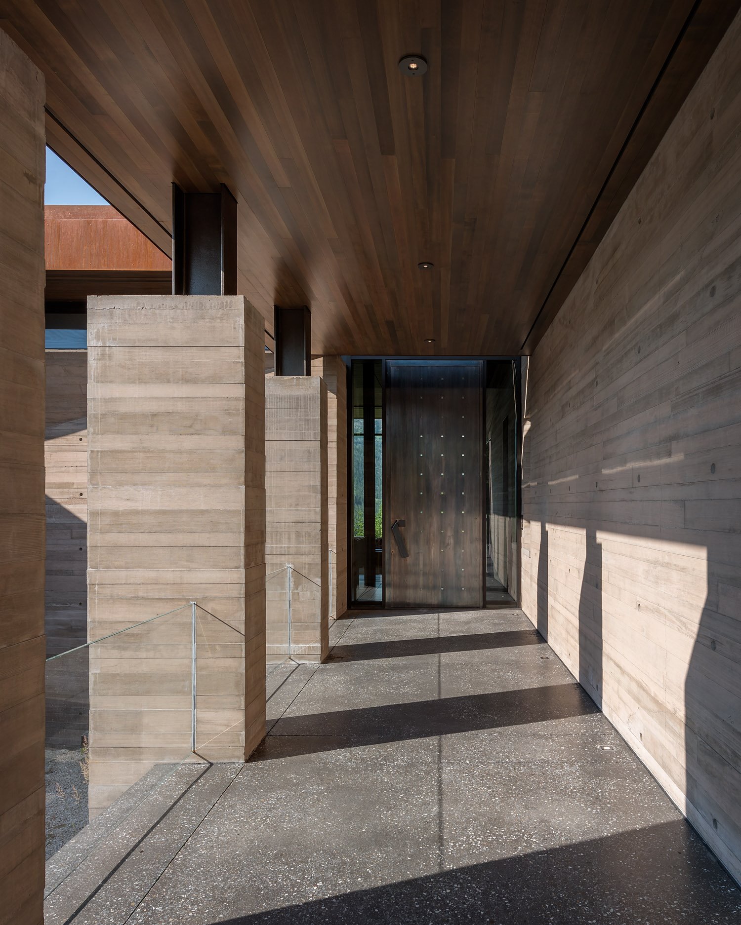 casa moderna en la cordillera Madison de Montana realizada por Stuart Silk Architects acceso