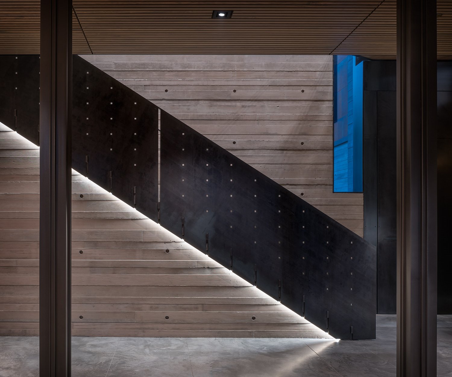 casa moderna en la cordillera Madison de Montana realizada por Stuart Silk Architects escalera