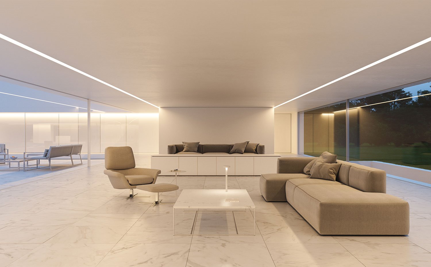 Sala de estar de gran amplitud con sofás y butacas en tonos beige frente a un mobiliario en blanco