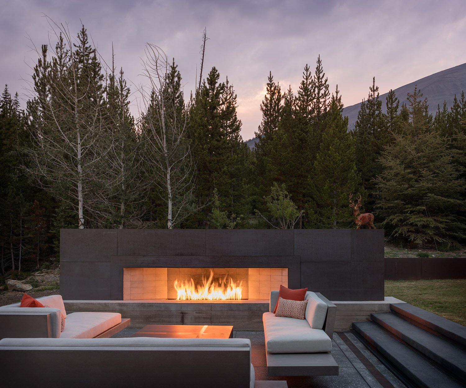 casa moderna en la cordillera Madison de Montana realizada por Stuart Silk Architects fogata exterior