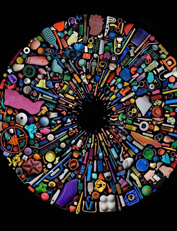 Conoce a estos artistas que usan plásticos recogidos del mar para crear sus obras