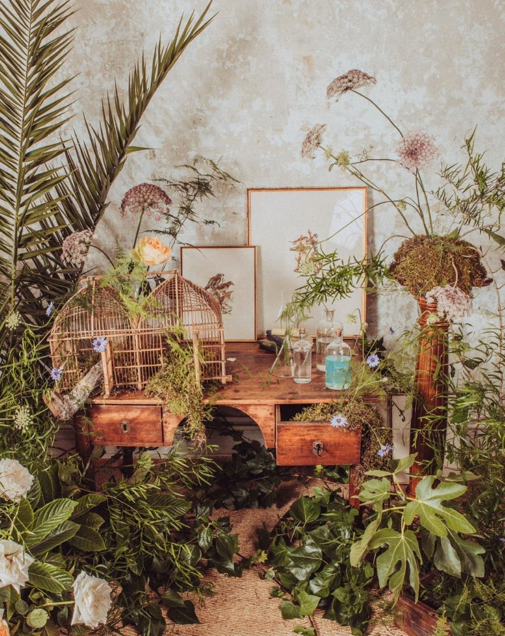 Romántico jardín inspirado en la pintura de Jan Davidsz De Heem, transportado a un estado entre surrealista y francés. Fotografía: Caitlin Bellah