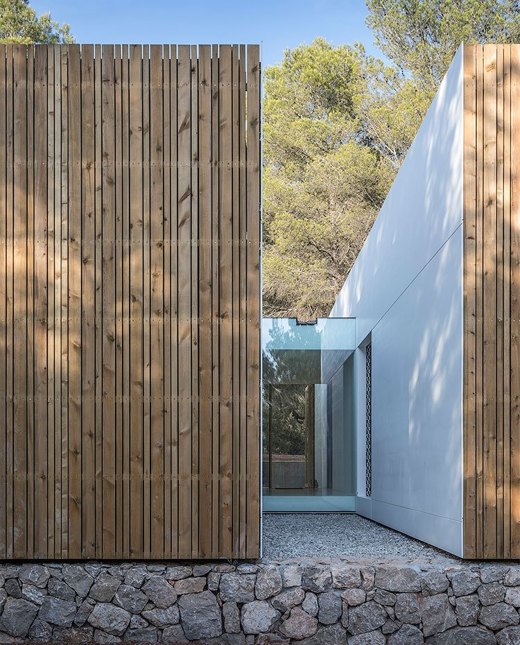 Lateral laminado de madera con zona de paso acristalado