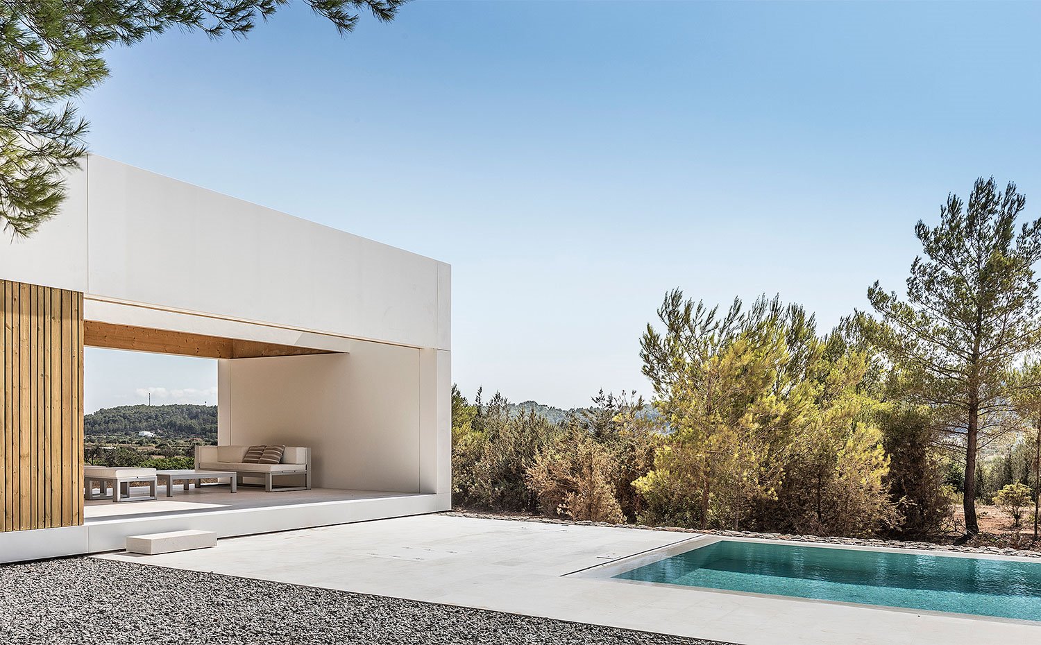 vista de la zona de piscina con terraza cubierta en módulo apartado