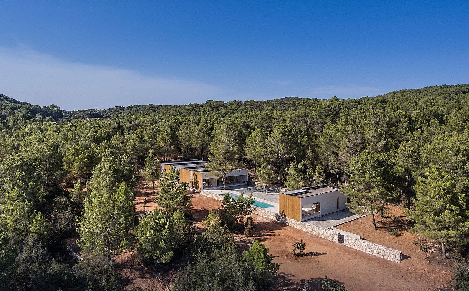 Vista exterior de vivienda en paisaje natural de Ibiza