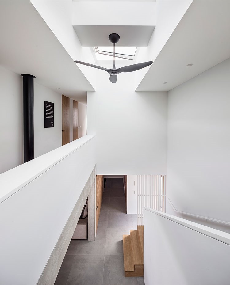 Hueco escalera con lucernario y ventilador bajo cubierta.