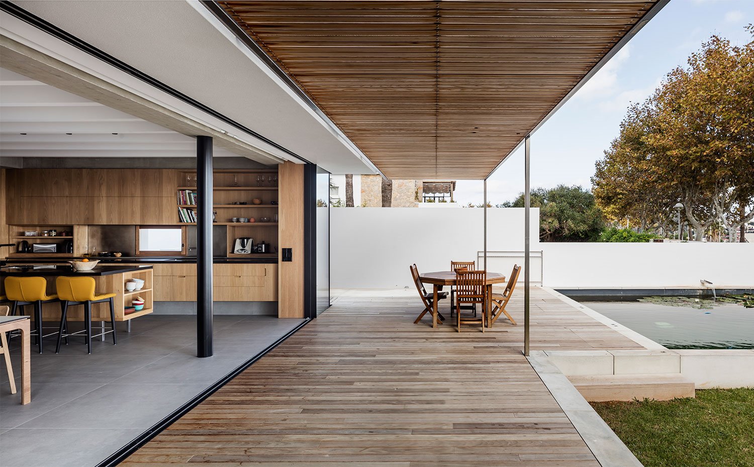 Porche cubierto junto a cocina y office, comedor exterior y pisicina