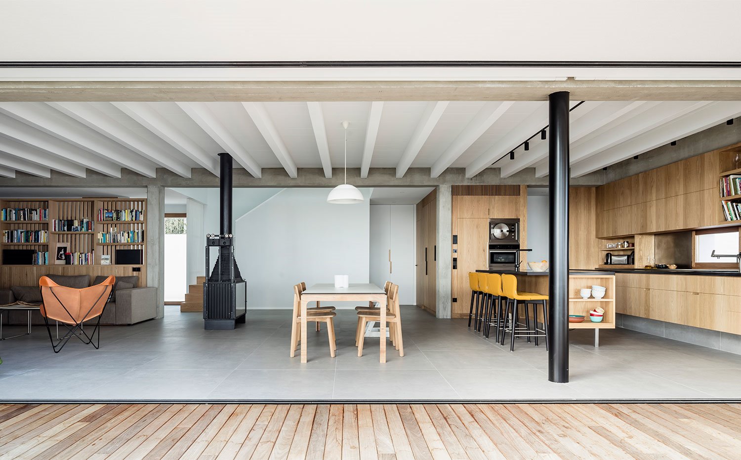 Zona de día con cocina, comedor y salón, apertura hacia exterior 