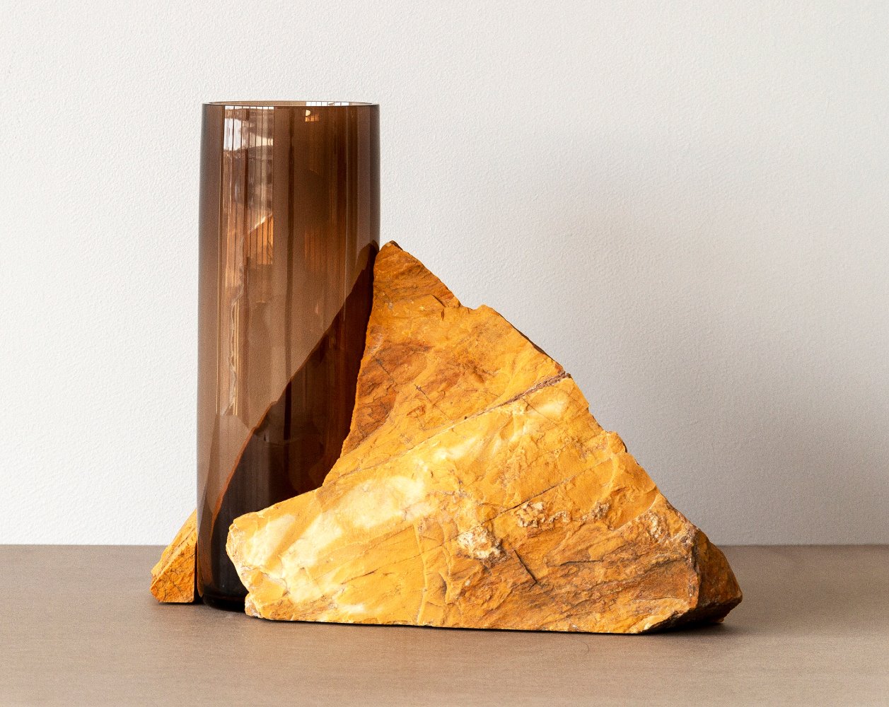 El propio diseñador sueco se ha encargado de perforar todas y cada una de estas piedras de mármol. 
