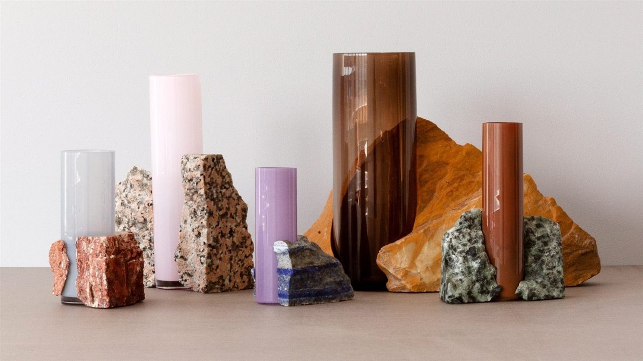 Cada pieza de 'Drill Vases' destaca por su forma única y sus colores emparejados. 