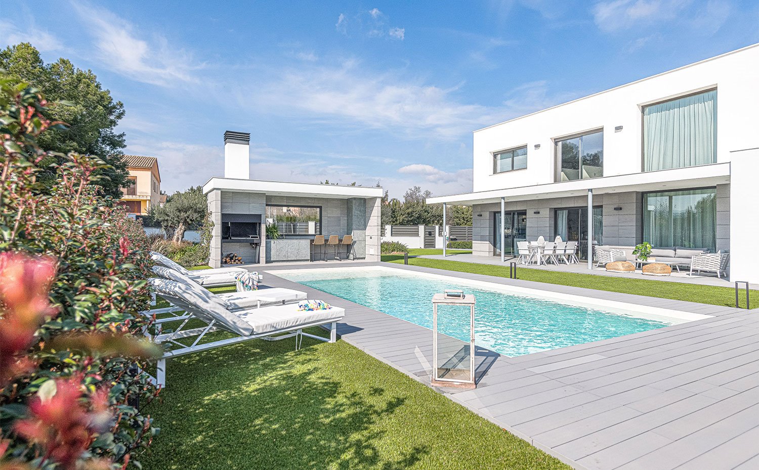 Piscina con tumbonas con zona de barbacoa y porche