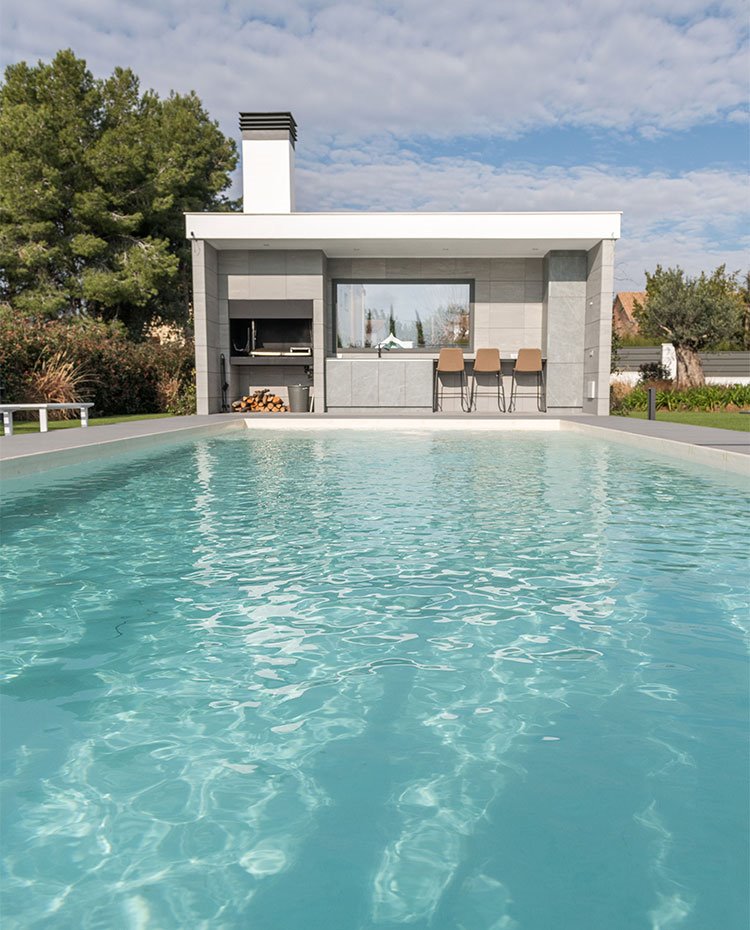 Piscina con zona de barbaco al fondo
