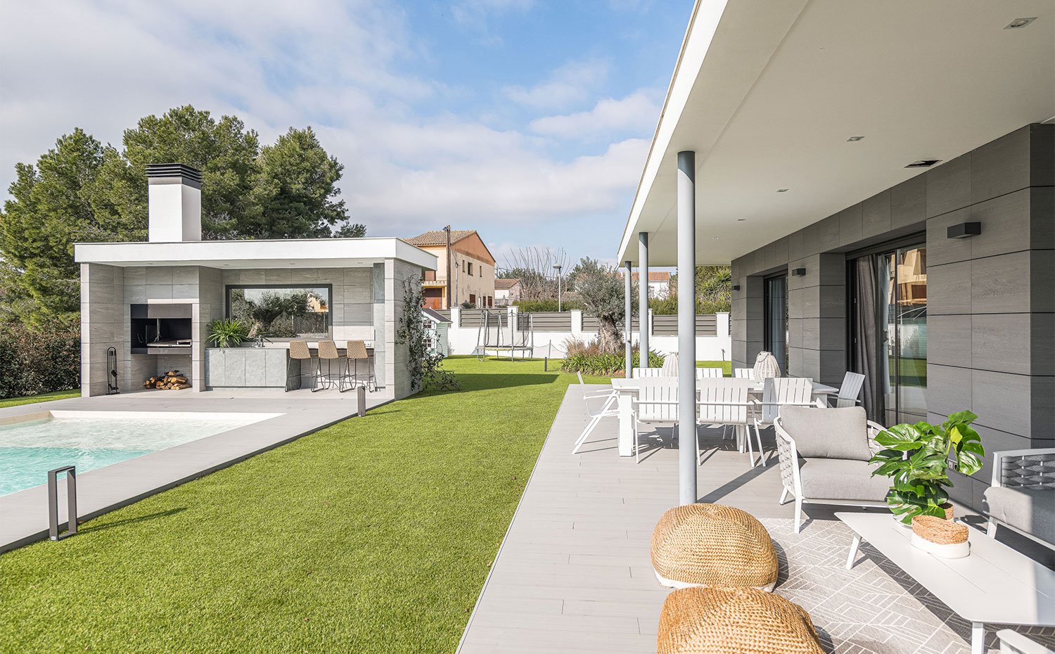 Porche exterior con zona ajardinada, rincón de barbacoa y piscina