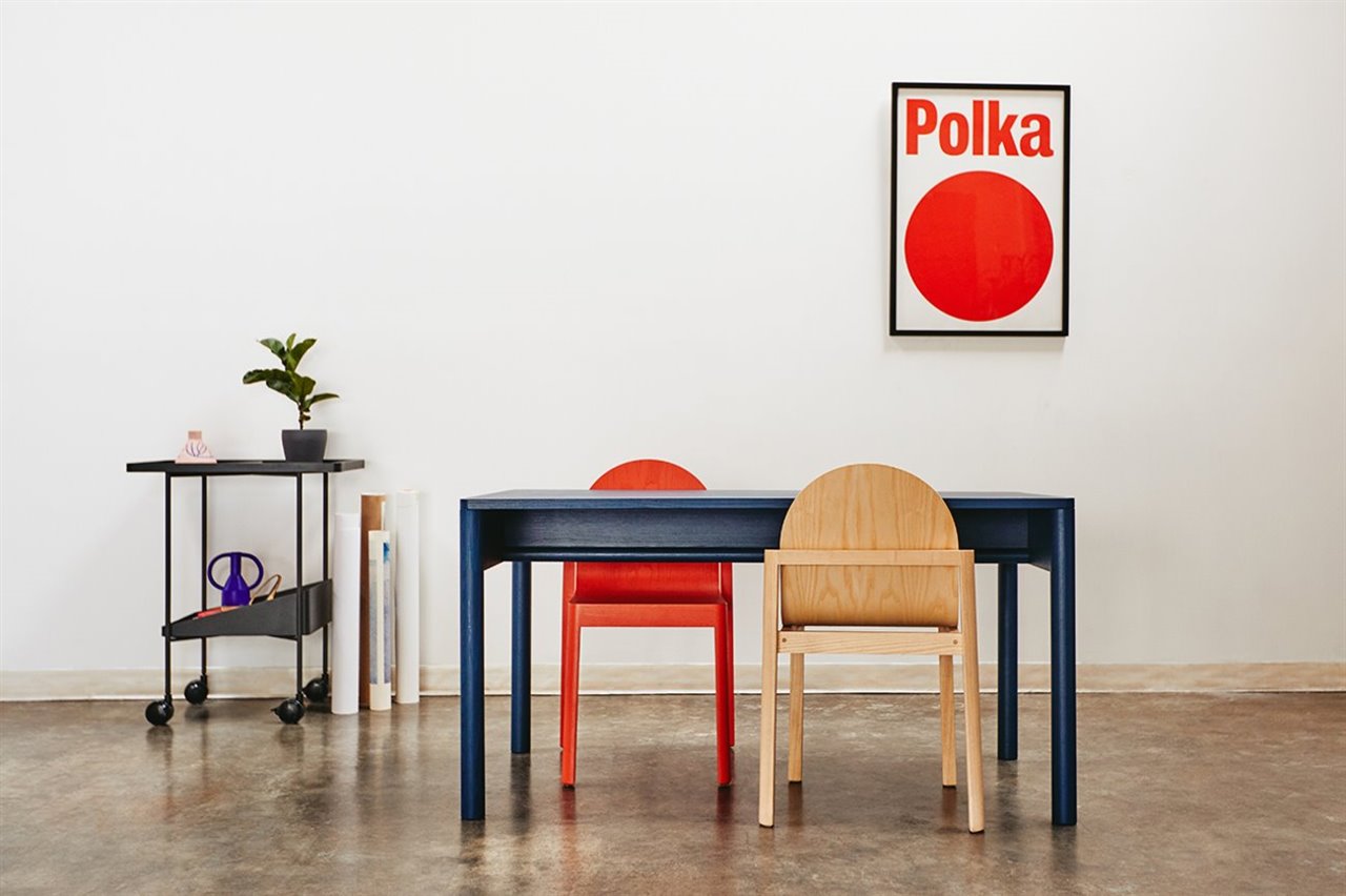 La silla Cleo de Dims. está disponible en madera natural y en color rojo y azul.  