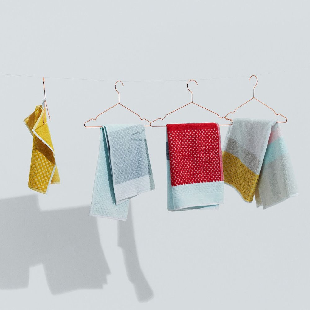 No solamente debes dar color a los textiles de tu cama, sino también, por ejemplo, a los trapos de cocina o tus toallas. 