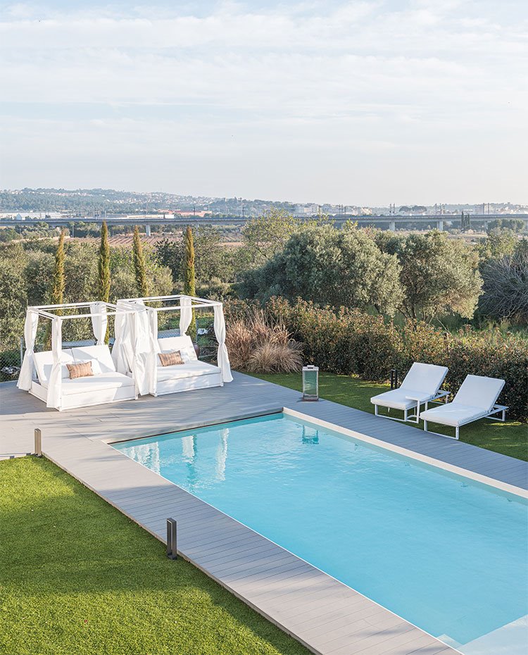 Vista elevada de la piscina con tumbonas y zona e chill out