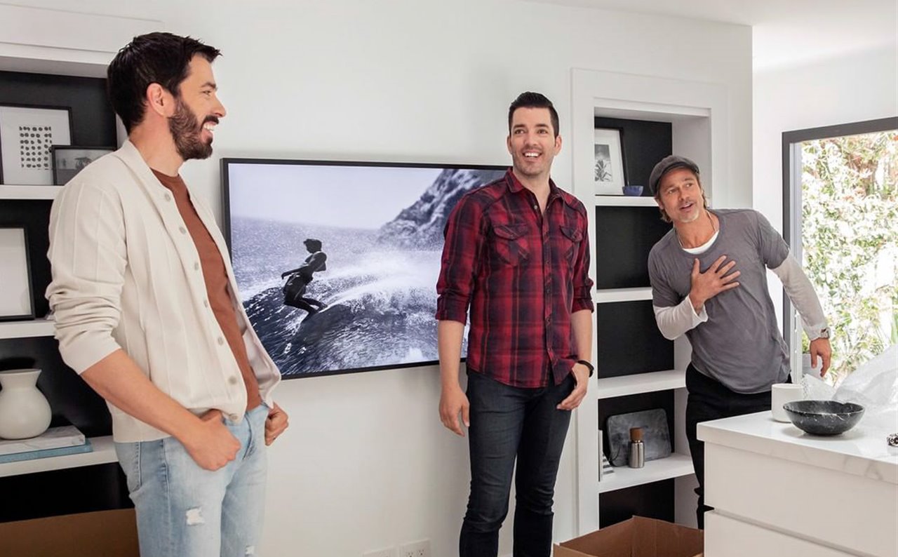 Brad Pitt y los gemelos Drew Y Scott reformando una casa