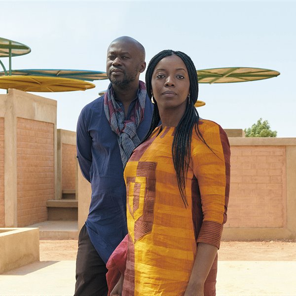 Durante su período de mentoría, David Adjaye guió la dirección creativa de su discípula Miriam Kamara a medida que ella desarrollaba su práctica.