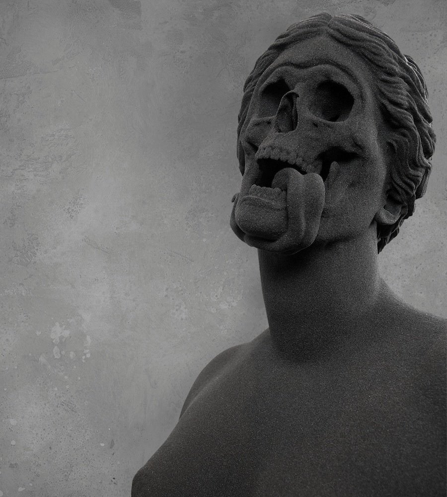 «God of the Grove IV (Black Death)», una de las esculturas del artista alemán Hedi Xandt realizada mediante impresión 3D en arena.