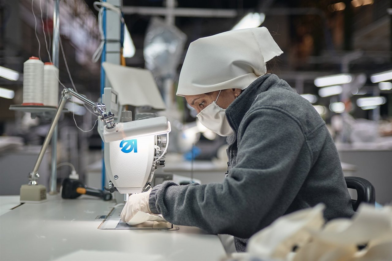 Los trabajadores han participado en todo el proceso de producción, desde el diseño y prototipado del patrón hasta la confección de las mascarillas.