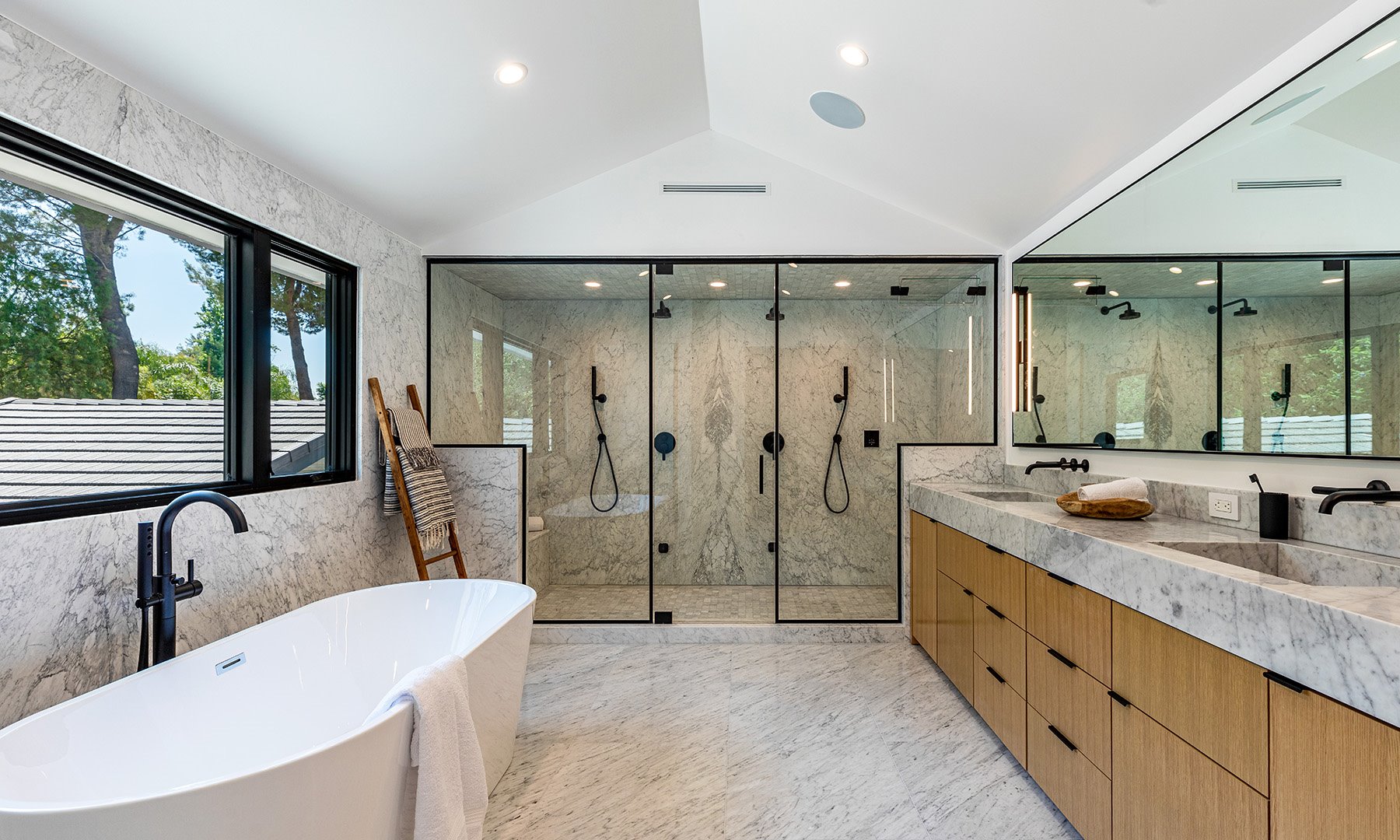 Casa de Scott Dishik ex de kourtney kardashian en los angeles baño con ducha doble