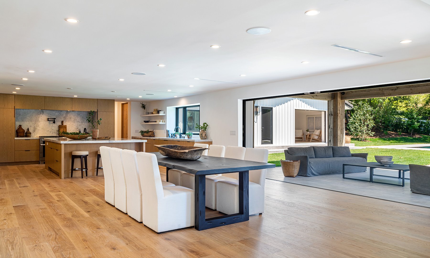 Casa de Scott Dishik ex de kourtney kardashian en los angeles comedor y cocina con salon abierto