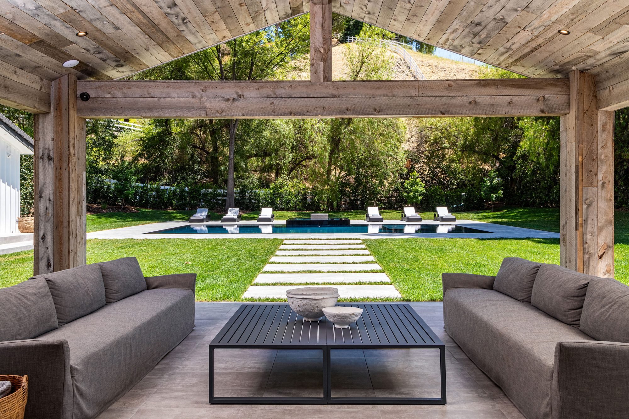Casa de Scott Dishik ex de kourtney kardashian en los angeles porche con piscina
