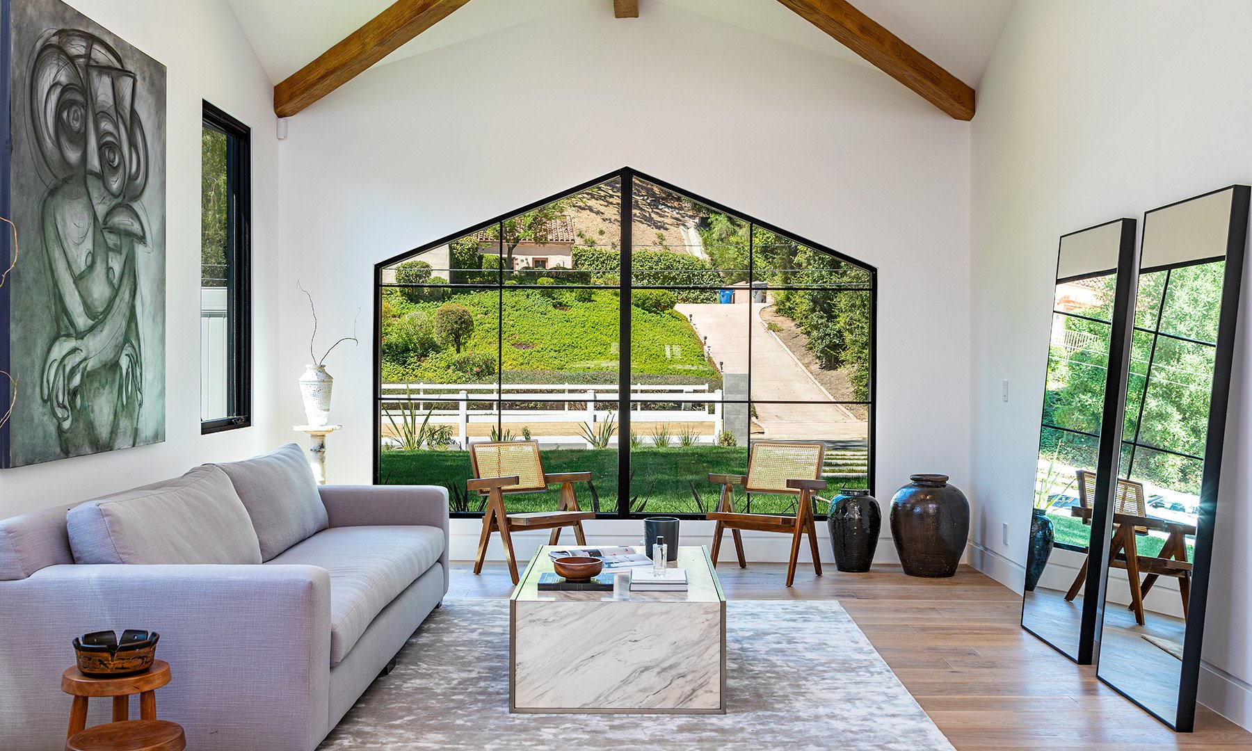 Casa de Scott Dishik ex de kourtney kardashian en los angeles salon con ventana gigante