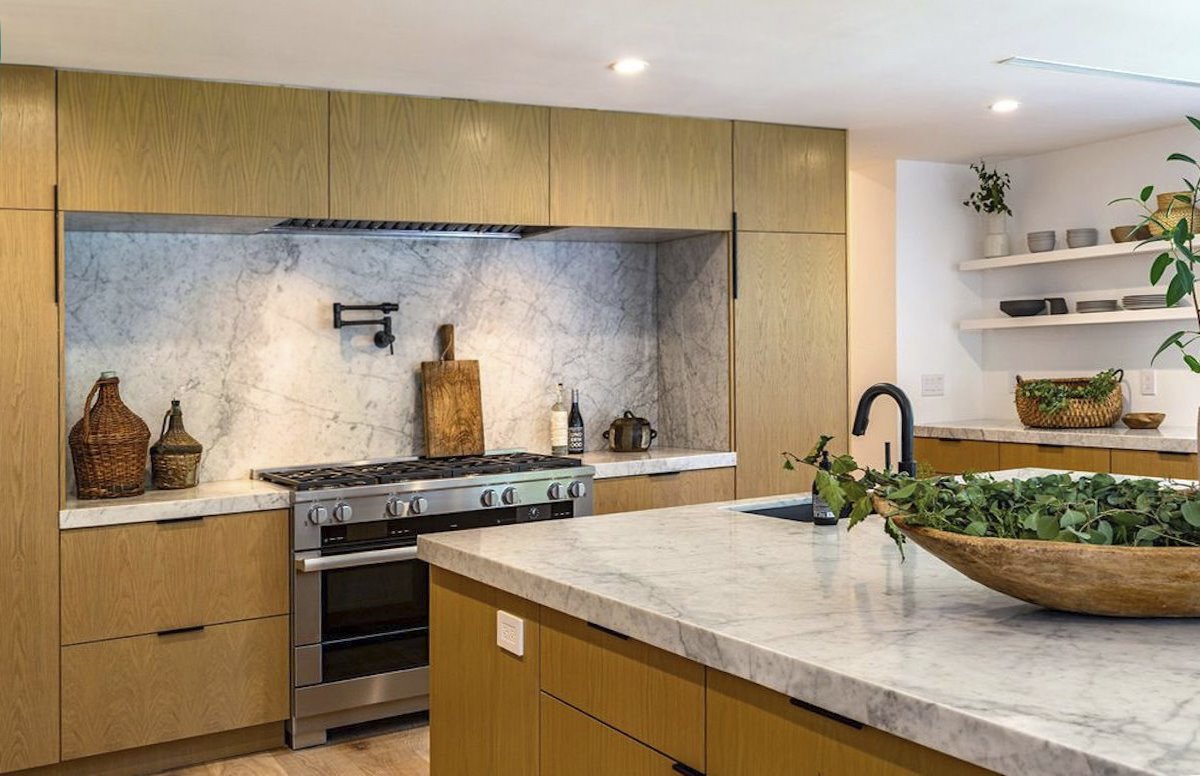 Casa de Scott Disich en los Angeles Ex de Kourtney Kardashian cocina con encimera de marmol