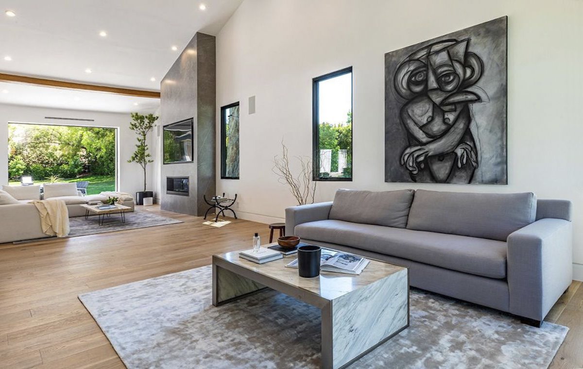 Casa de Scott Disich en los Angeles Ex de Kourtney Kardashian salon con sofa gris