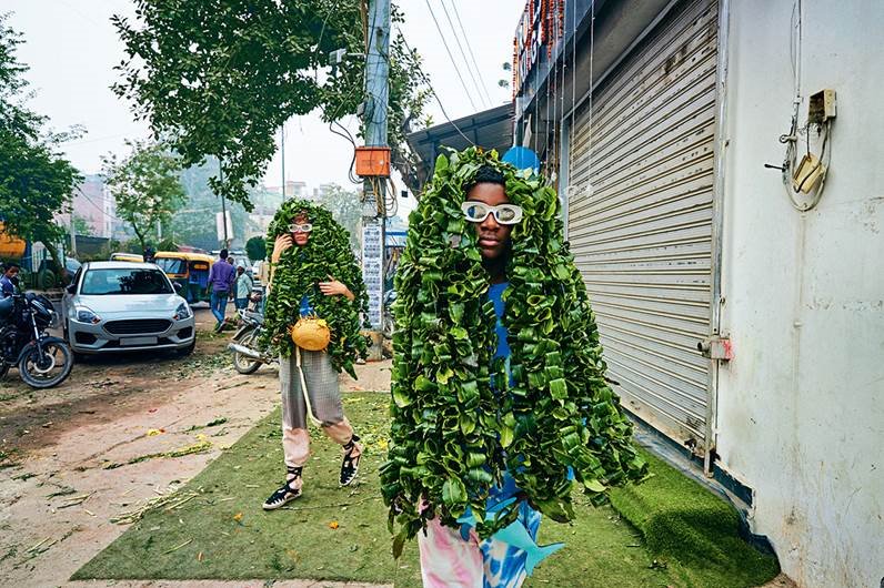 Aúnque no se aprecia en esta imagen, la propuesta plantea un contraste entre los clásicos veraniegos con pantalones reflectantes plateados o chaquetas bomber mini.
